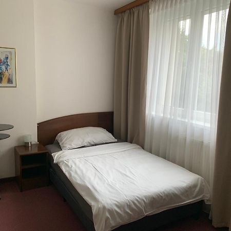 Hotel-Pension Kamyk ปราก ภายนอก รูปภาพ