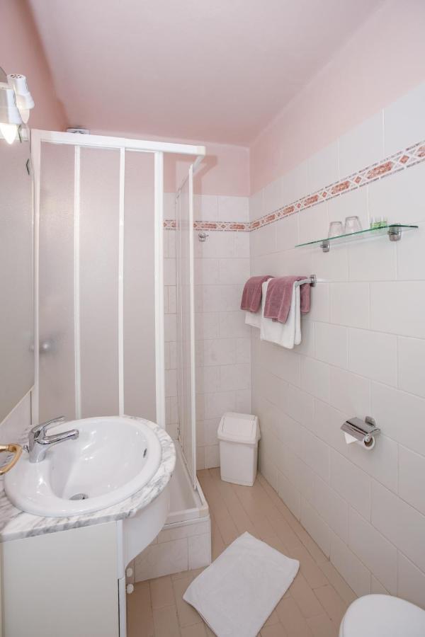 Hotel-Pension Kamyk ปราก ภายนอก รูปภาพ