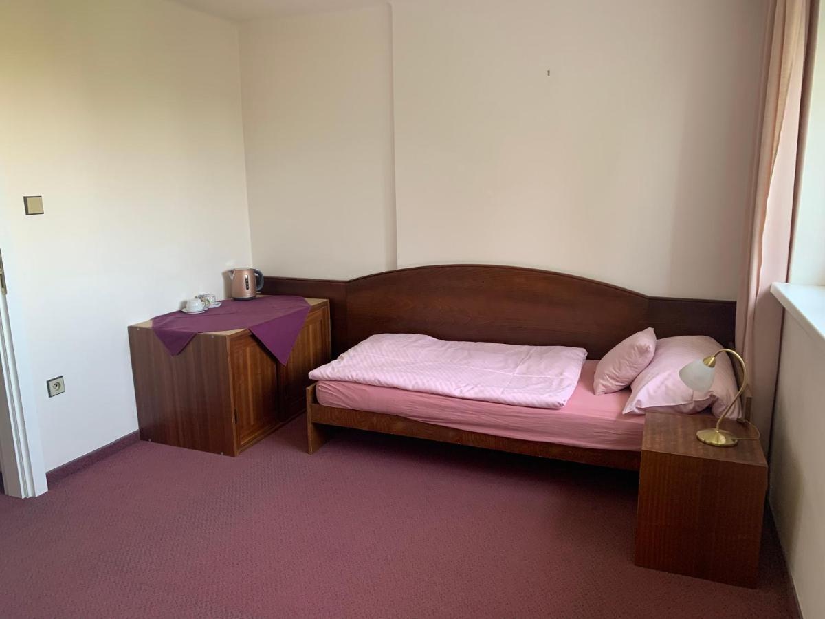 Hotel-Pension Kamyk ปราก ภายนอก รูปภาพ