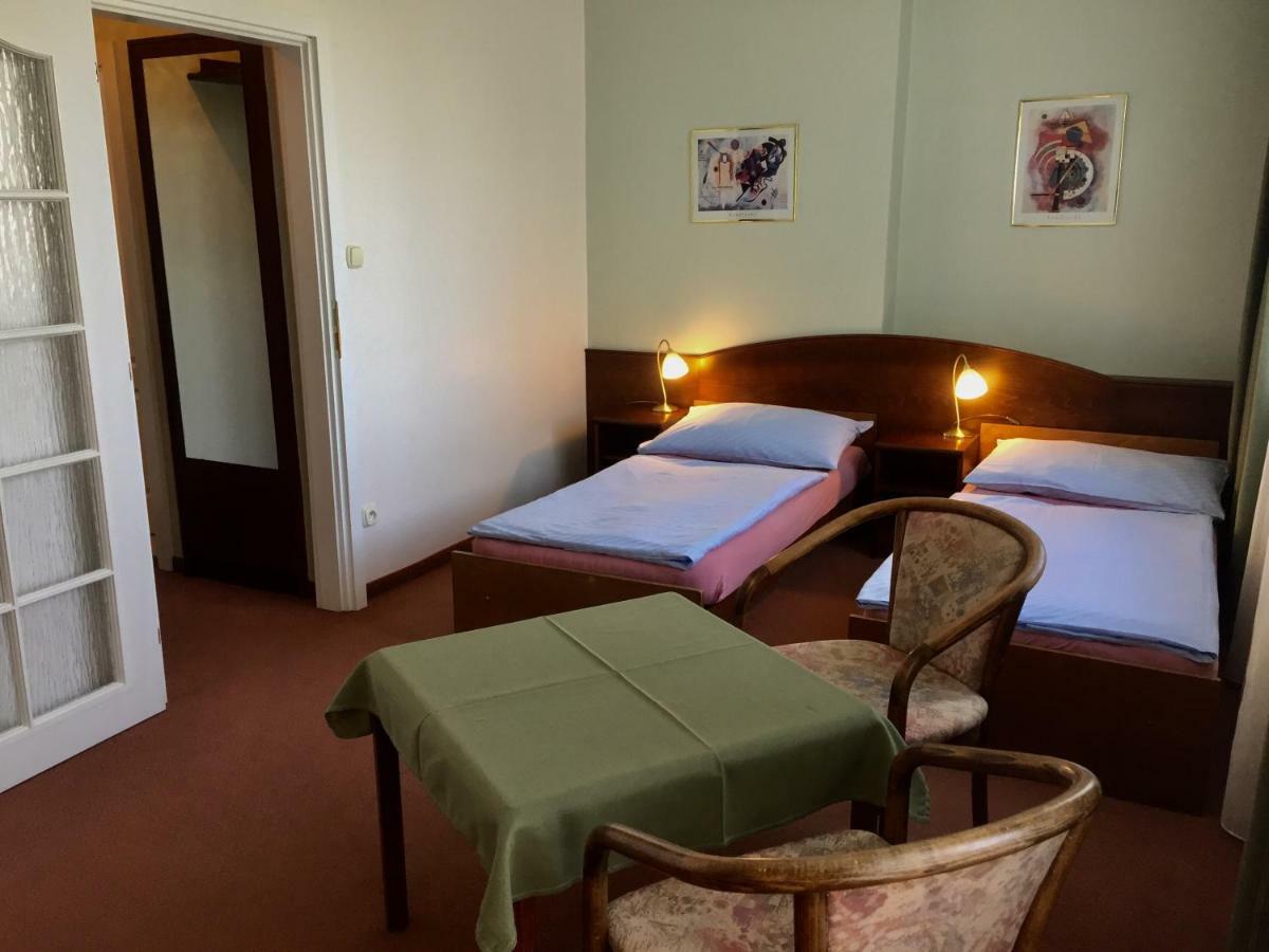 Hotel-Pension Kamyk ปราก ภายนอก รูปภาพ