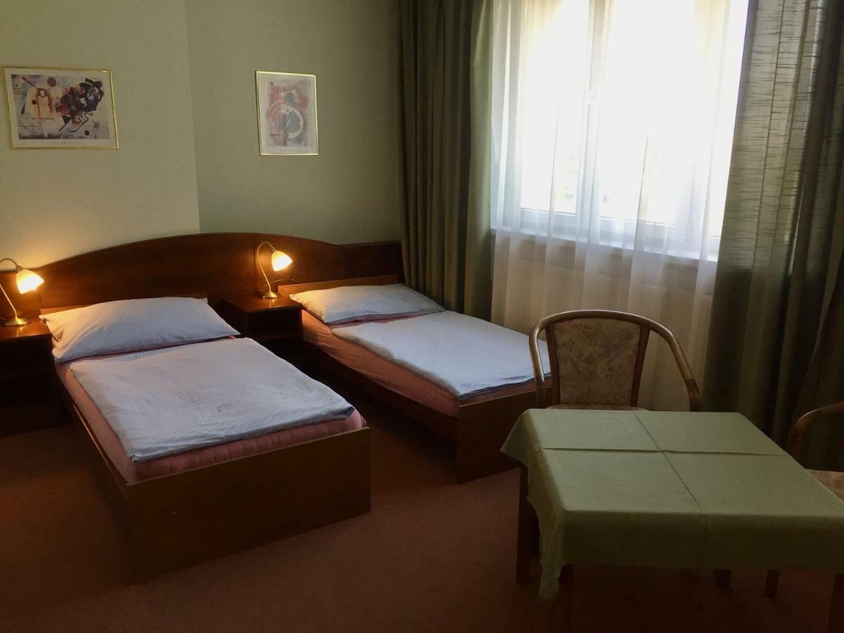 Hotel-Pension Kamyk ปราก ภายนอก รูปภาพ